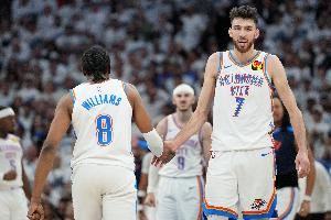 切特5年2.5亿续约💥美网友：杰伦威要走了？场均15+8+2拿5千万