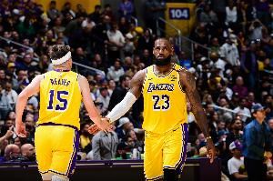 虚晃一枪！里夫斯：显然人们以为詹姆斯要退役了 我很高兴他没有