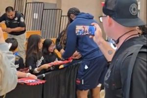 船记：哈登训练后为至少一百人签了名 还在不断感谢球迷的到来