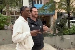 开拓者送福利！亨德森&夏普&里斯进社区 与球迷合影互动送球衣