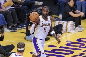 艾顿:来到湖人后里夫斯就在剖析我 他开始找到和我打球的感觉了