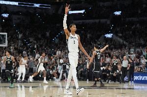 帕金斯:谁能告诉我在21岁的年纪文班的比赛有什么缺陷吗?在线等