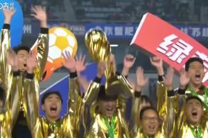 捧杯时刻!泰州队全队身着金色战袍,捧起首届苏超冠军奖杯!