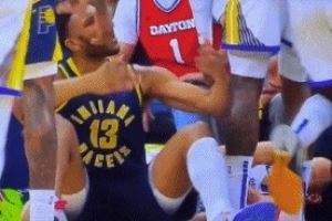 你抱怨啥？布拉德利撞翻库里被吹犯规送后者3+1 坐在地上喋喋不休