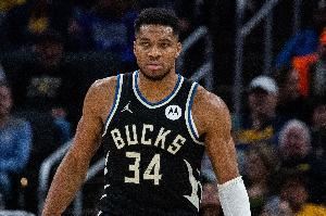 超过奥尼尔!记者:字母哥目前场均禁区拿23.3分 历史第一