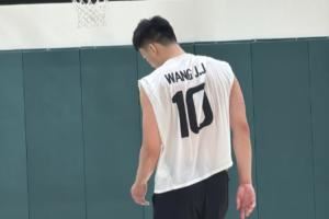 💪天道酬勤!当地时间晚上十点 王俊杰仍在球馆加练 三分七连中