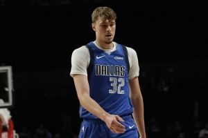 不打控卫存在感仍然不强！弗拉格首节2投1中 得到2分2篮板