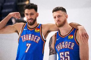 双塔连线！哈滕送抛传 切特接球篮下暴起双手扣篮