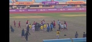 网传“徽青赛”爆发大规模冲突：双方球员打成一片，各种飞踢撕扯